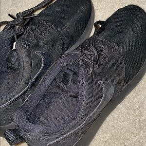 All black Nike Roshe Runs